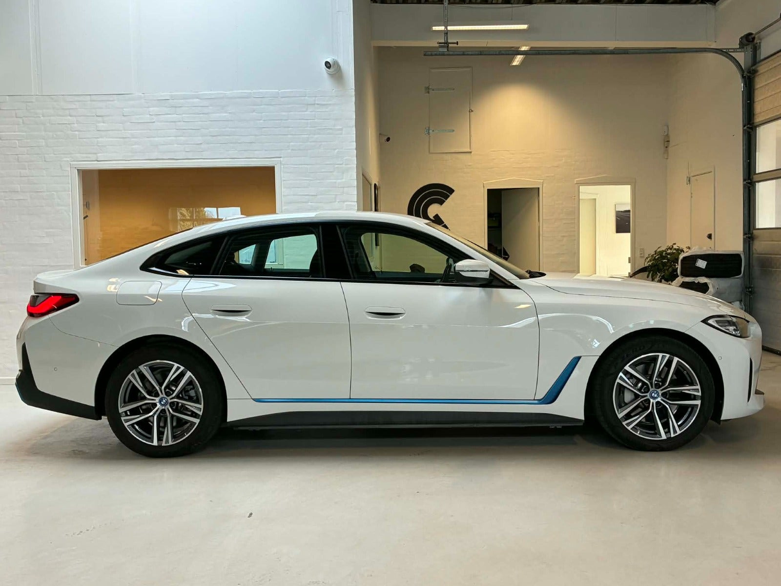 Hvid BMW i4 fra 2022