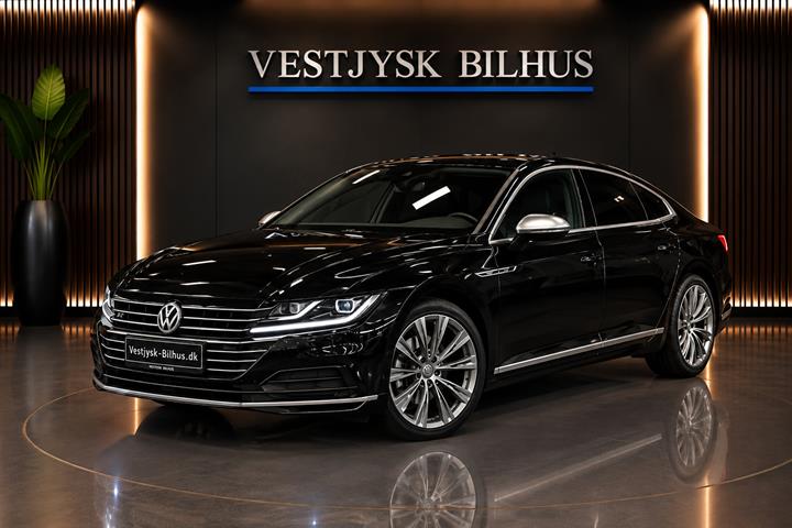 Sort VW Arteon fra 2018 set udefra