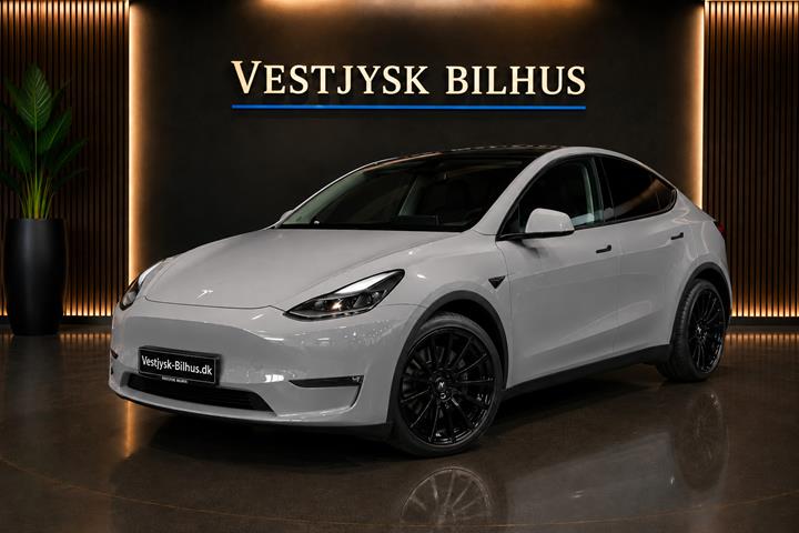Grå Tesla Model Y fra 2021 set udefra