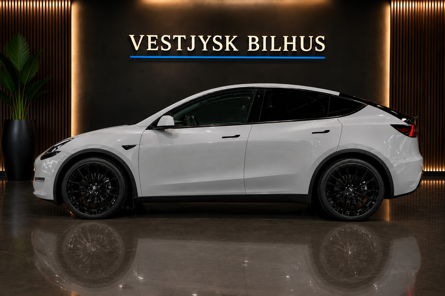 Grå Tesla Model Y fra 2021