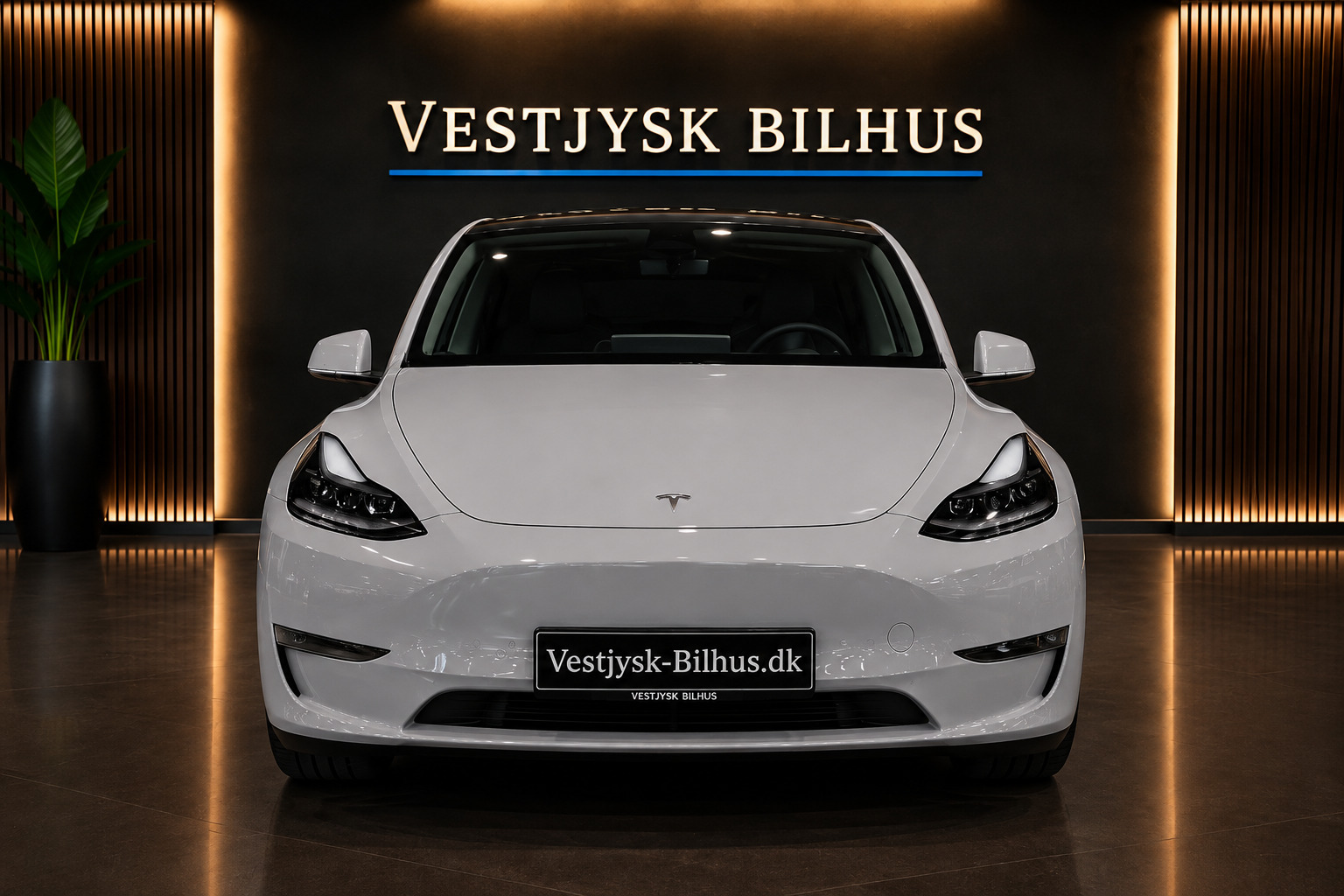 Grå Tesla Model Y fra 2021
