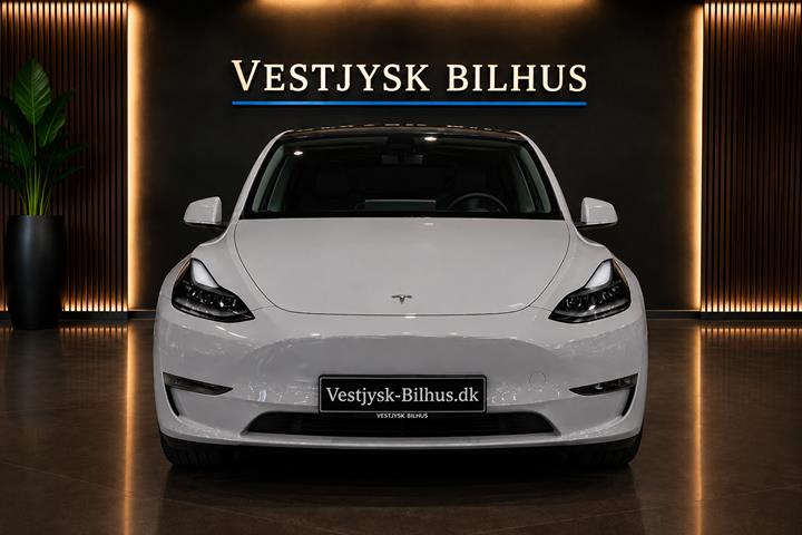 Grå Tesla Model Y fra 2021