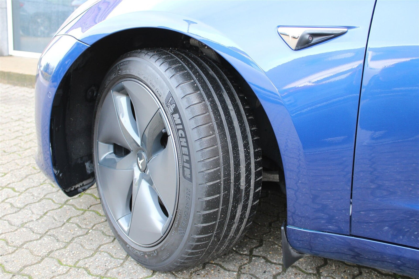 Blå Tesla Model 3 fra 2020
