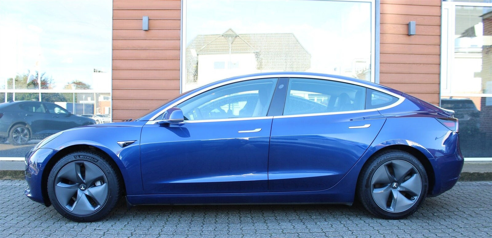 Blå Tesla Model 3 fra 2020