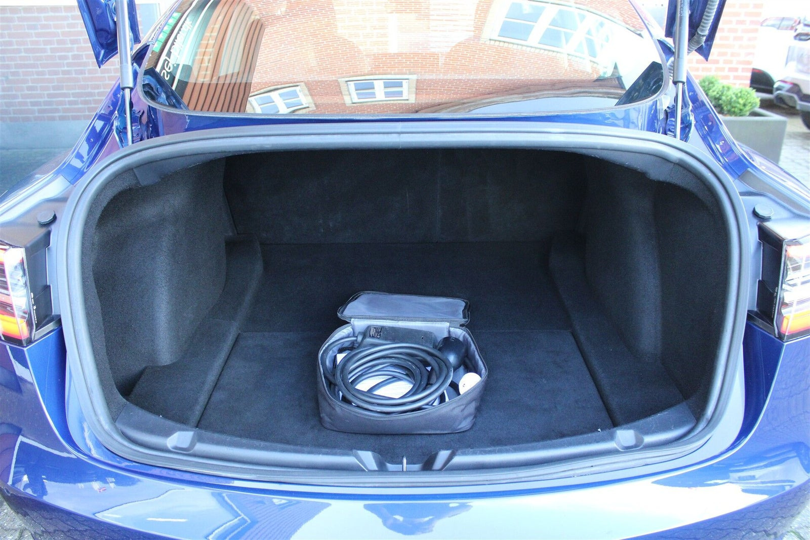 Blå Tesla Model 3 fra 2020