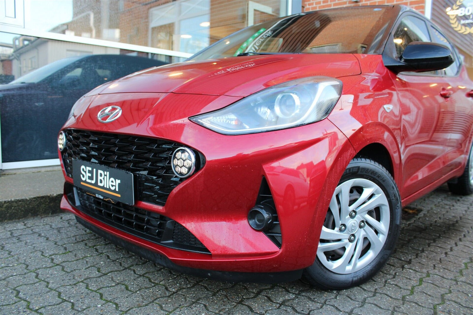 Grå Hyundai i10 fra 2020