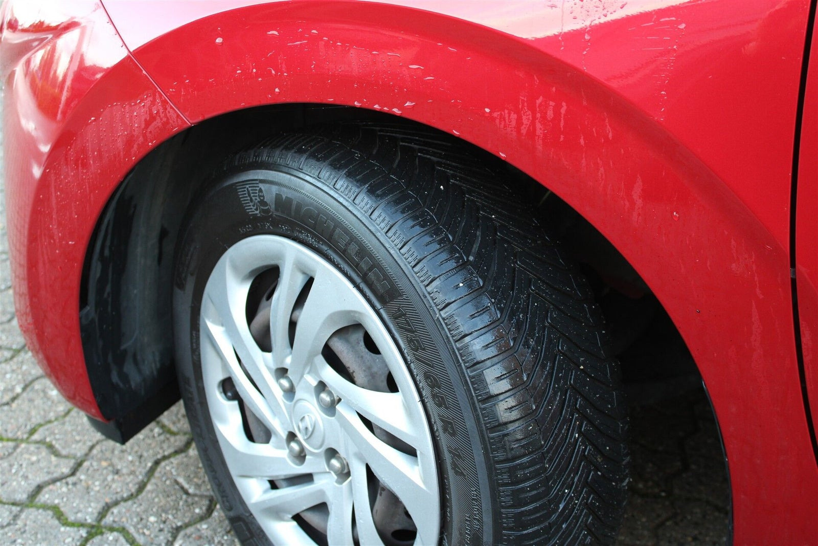 Grå Hyundai i10 fra 2020