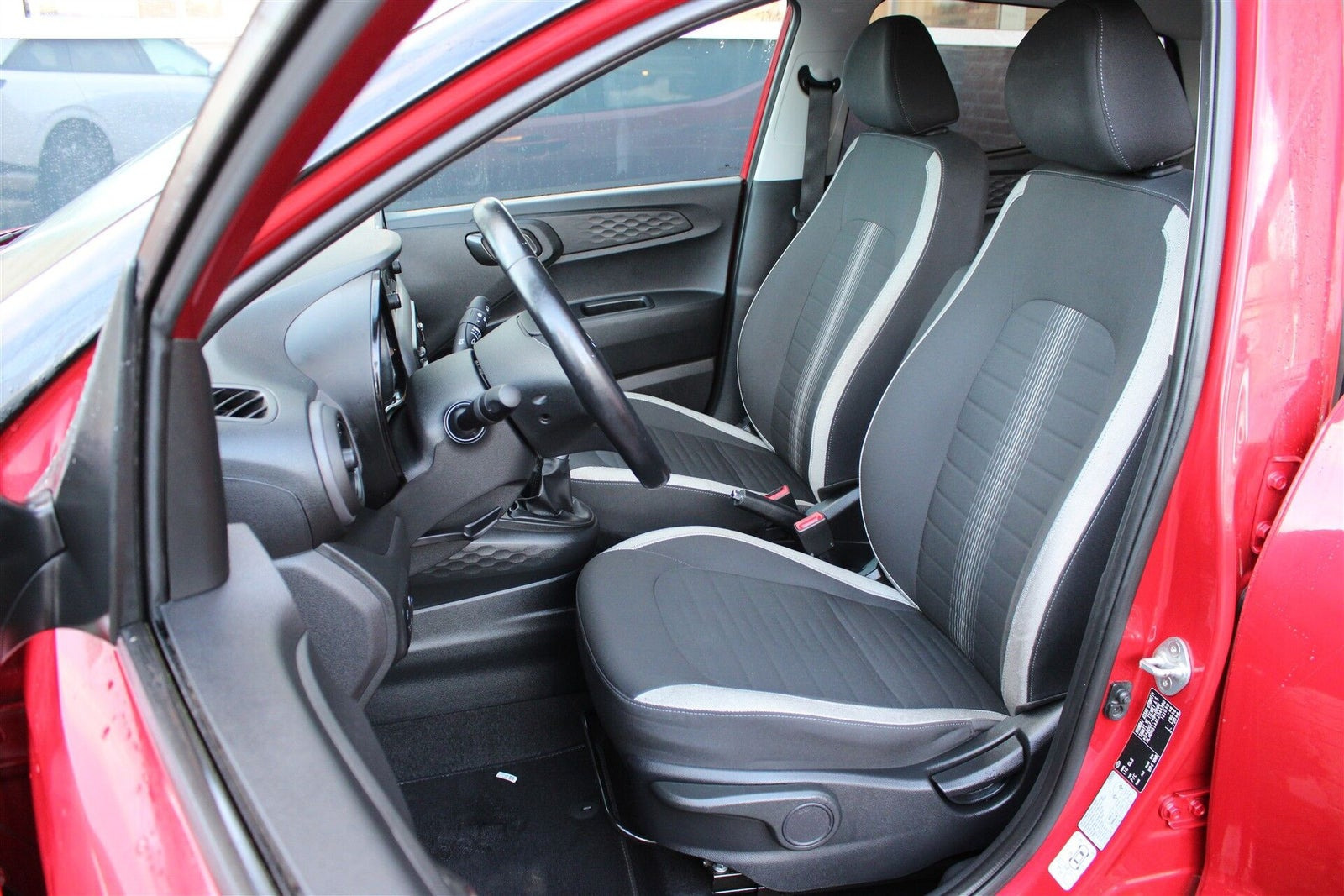 Grå Hyundai i10 fra 2020