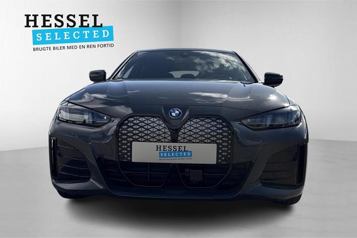 Grå BMW i4 fra 2026