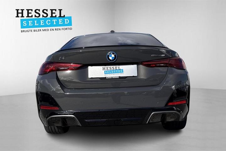 Grå BMW i4 fra 2026