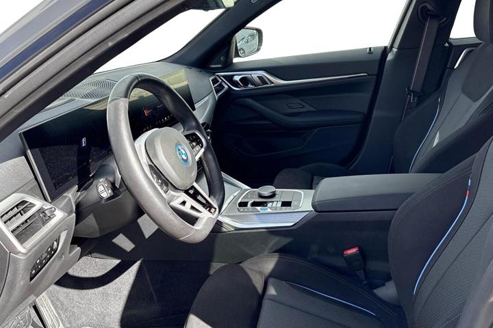 Grå BMW i4 fra 2026