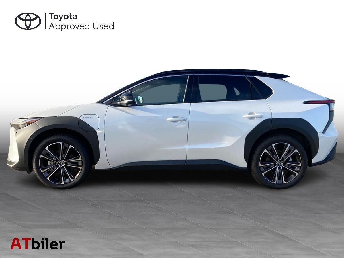 Hvid Toyota BZ4X fra 2025