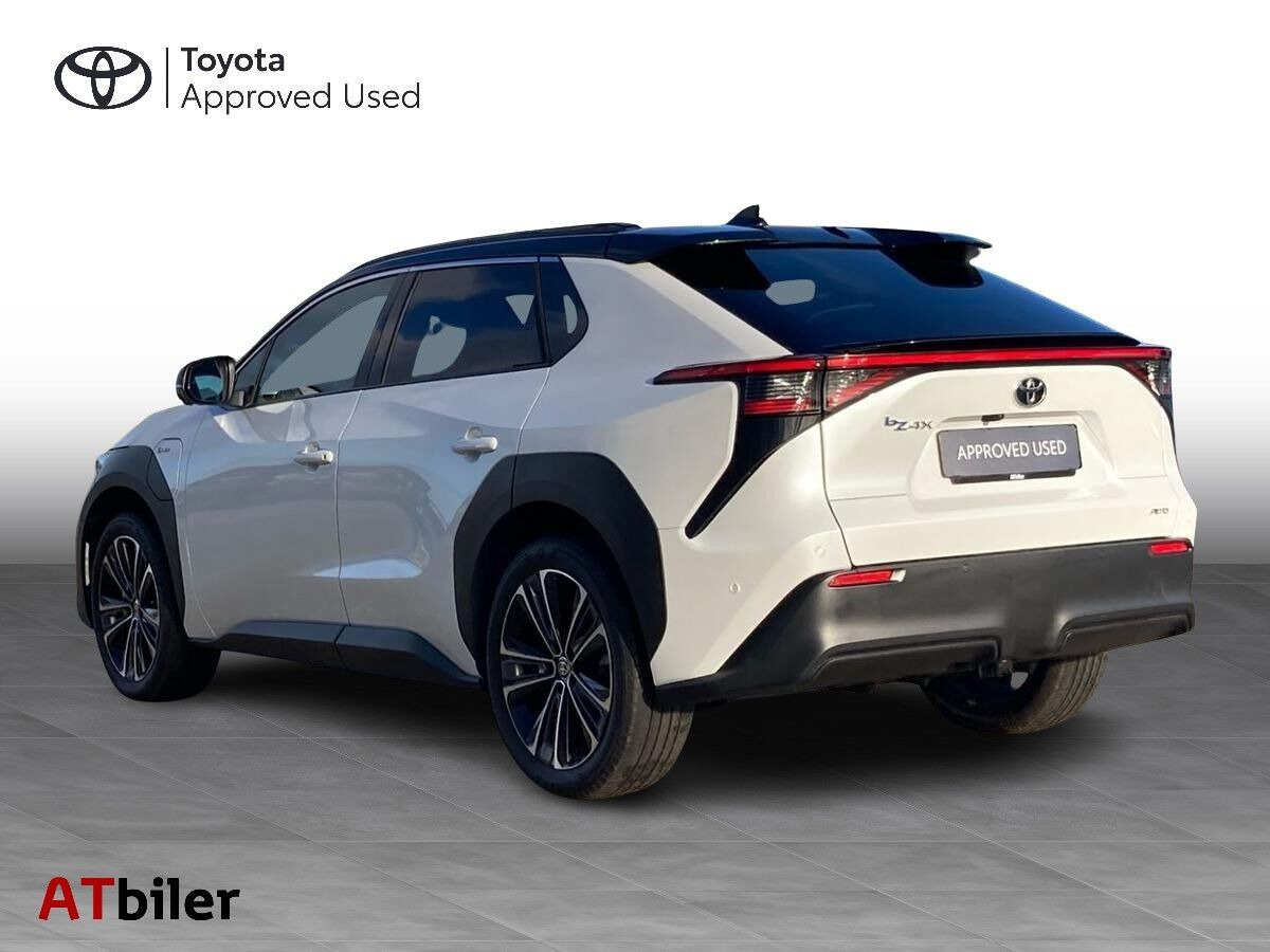 Hvid Toyota BZ4X fra 2025