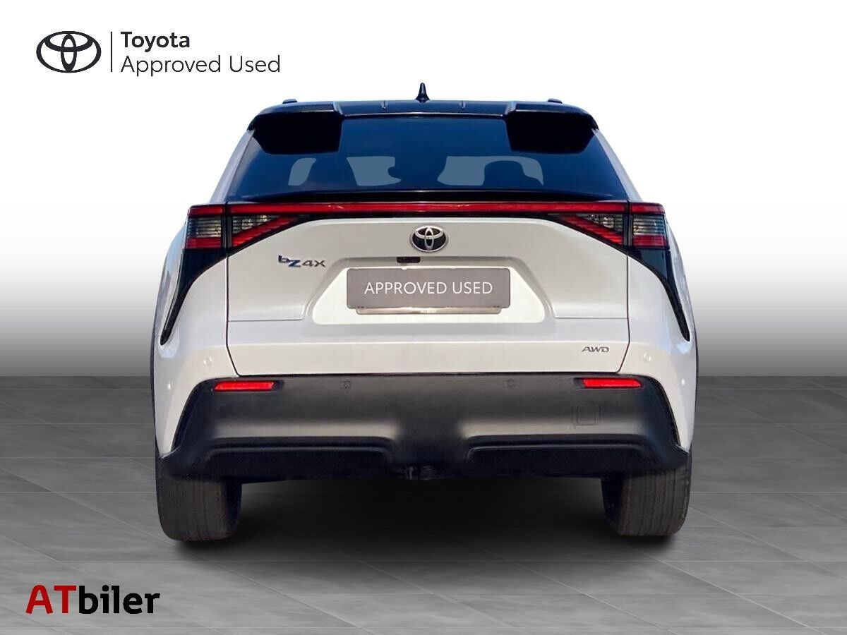 Hvid Toyota BZ4X fra 2025