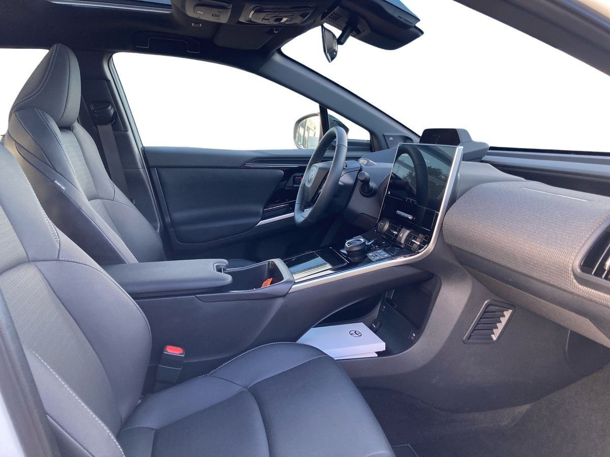 Hvid Toyota BZ4X fra 2025