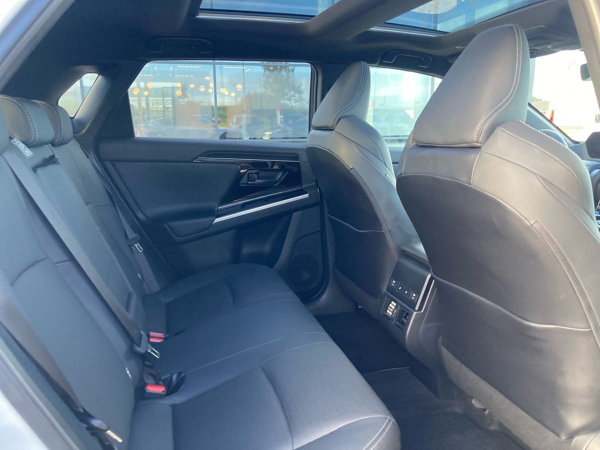 Hvid Toyota BZ4X fra 2025