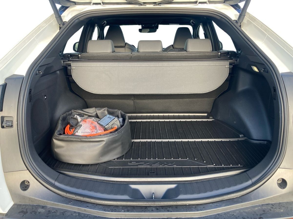 Hvid Toyota BZ4X fra 2025