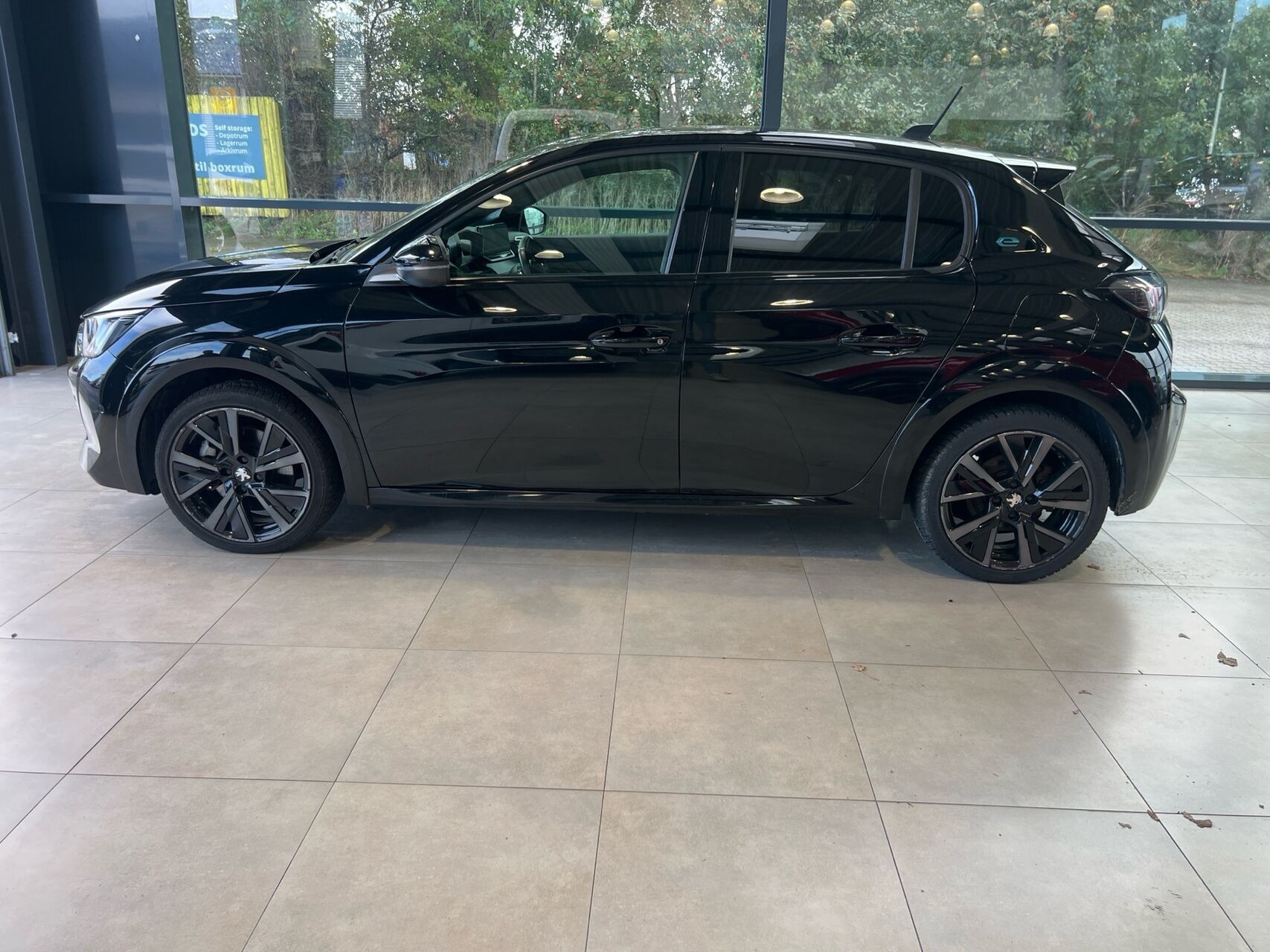 Sort Peugeot e-208 fra 2023