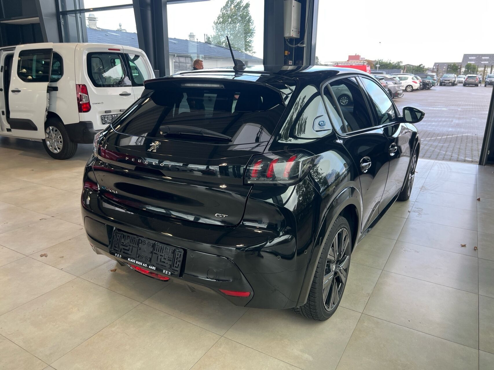 Sort Peugeot e-208 fra 2023