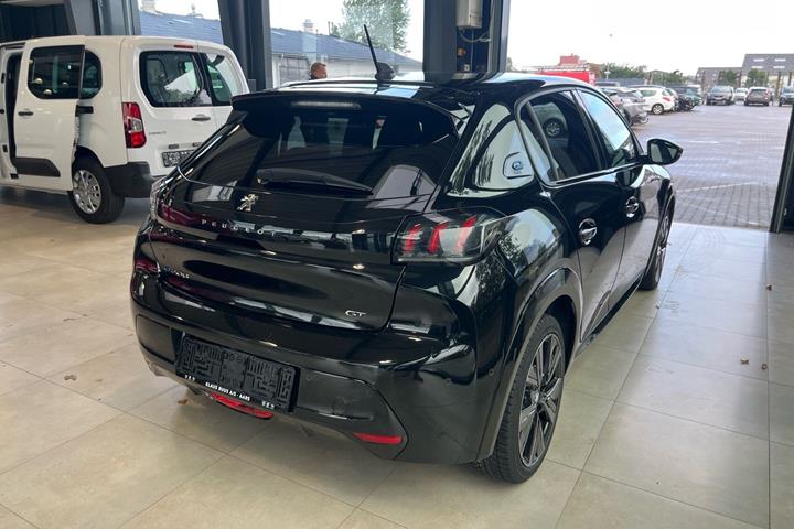 Sort Peugeot e-208 fra 2023