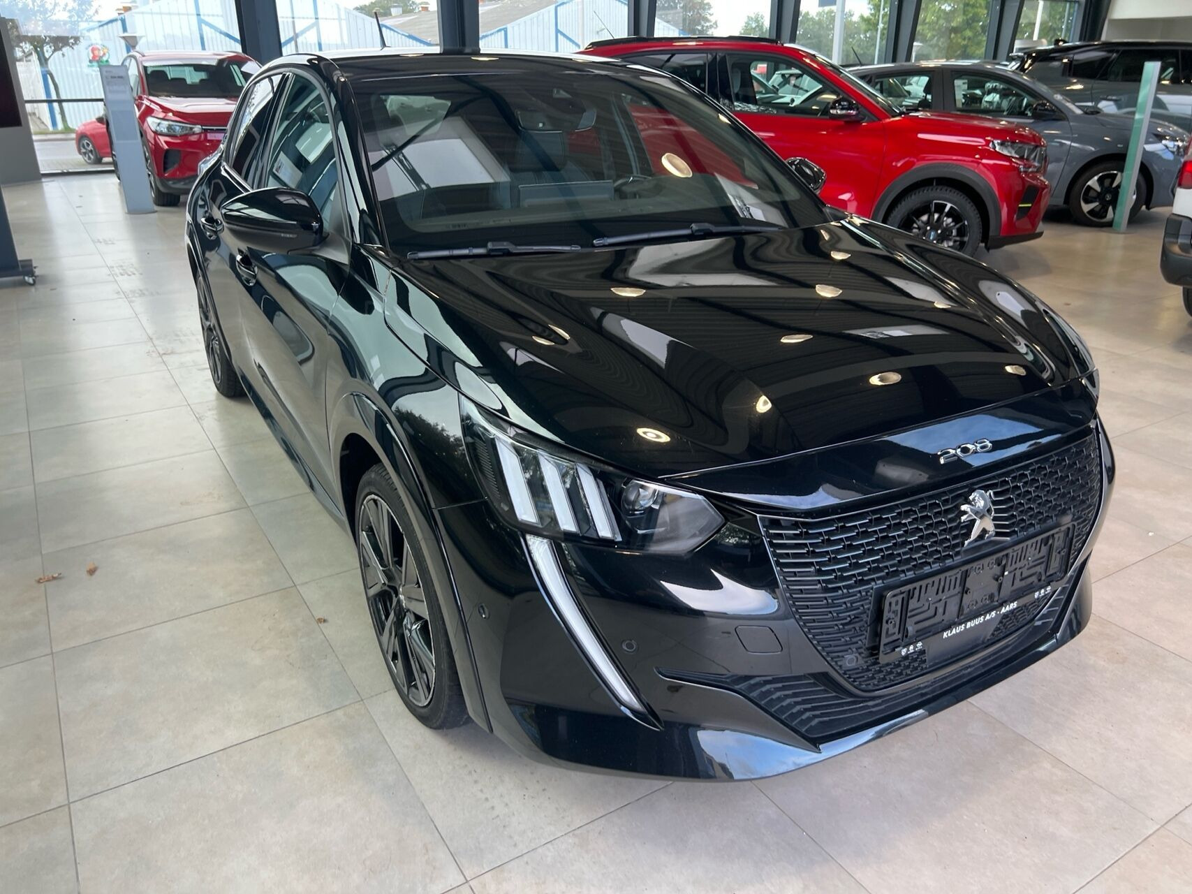 Sort Peugeot e-208 fra 2023