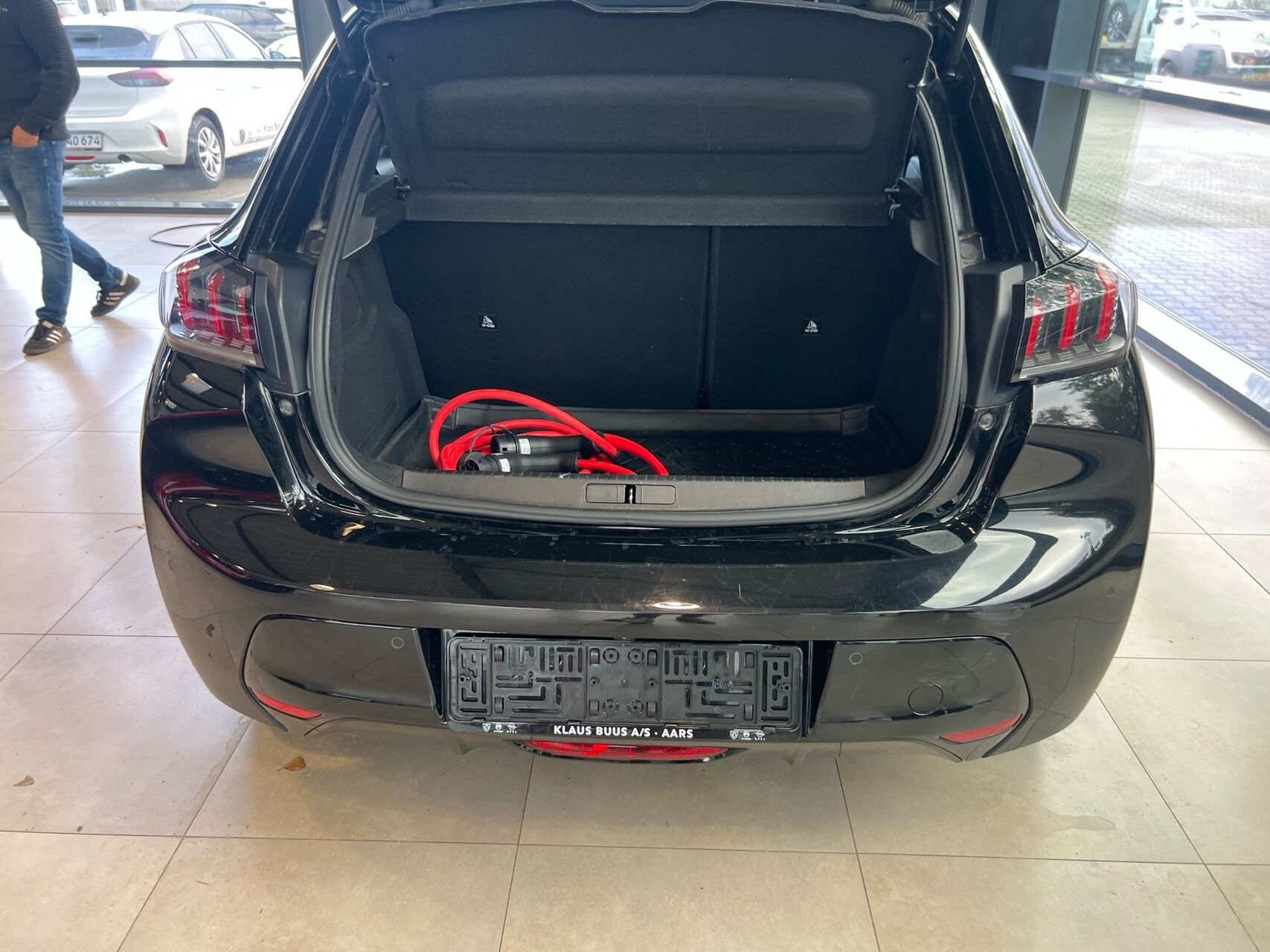 Sort Peugeot e-208 fra 2023