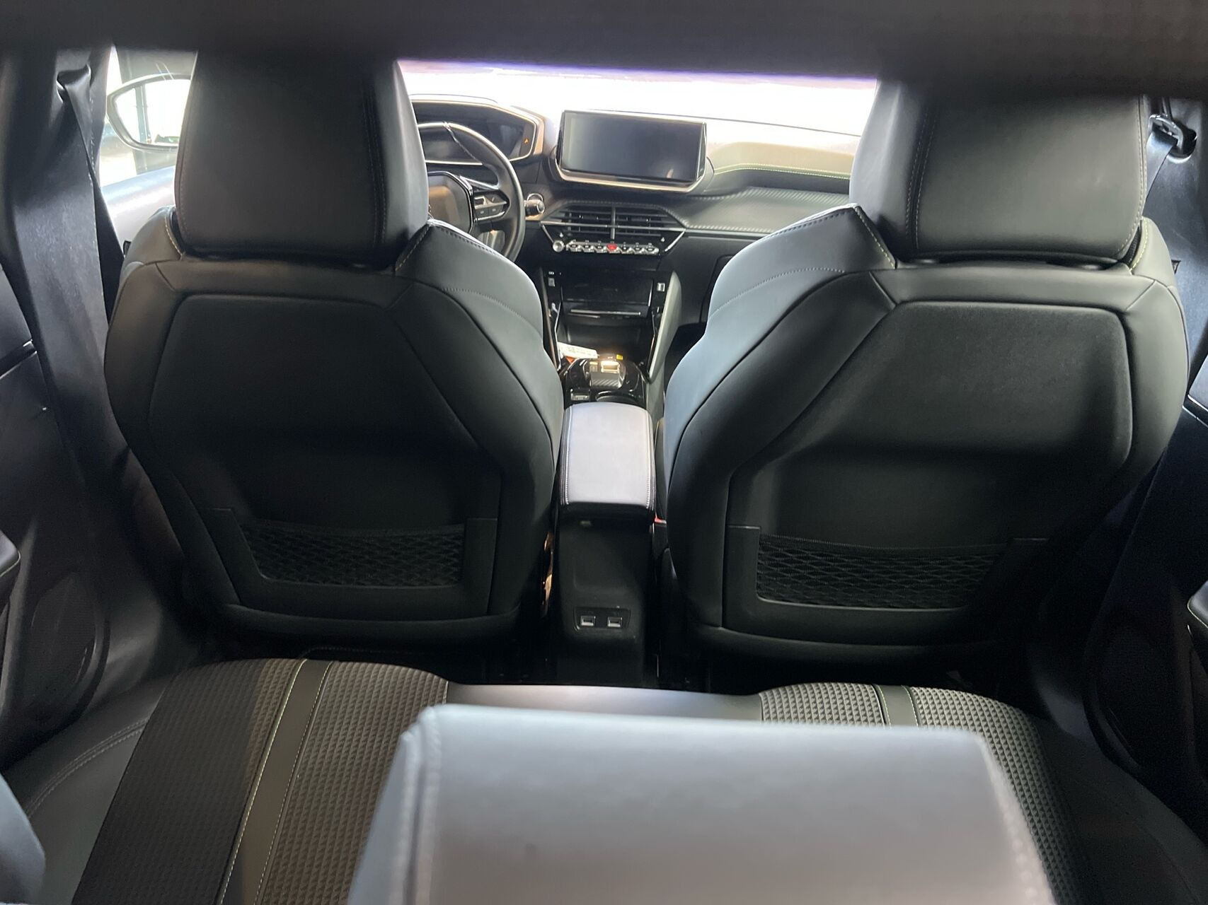 Sort Peugeot e-208 fra 2023
