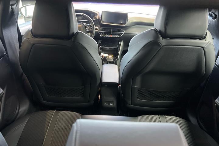 Sort Peugeot e-208 fra 2023