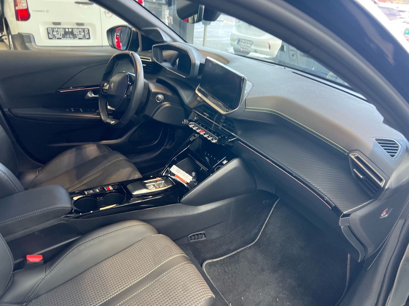 Sort Peugeot e-208 fra 2023
