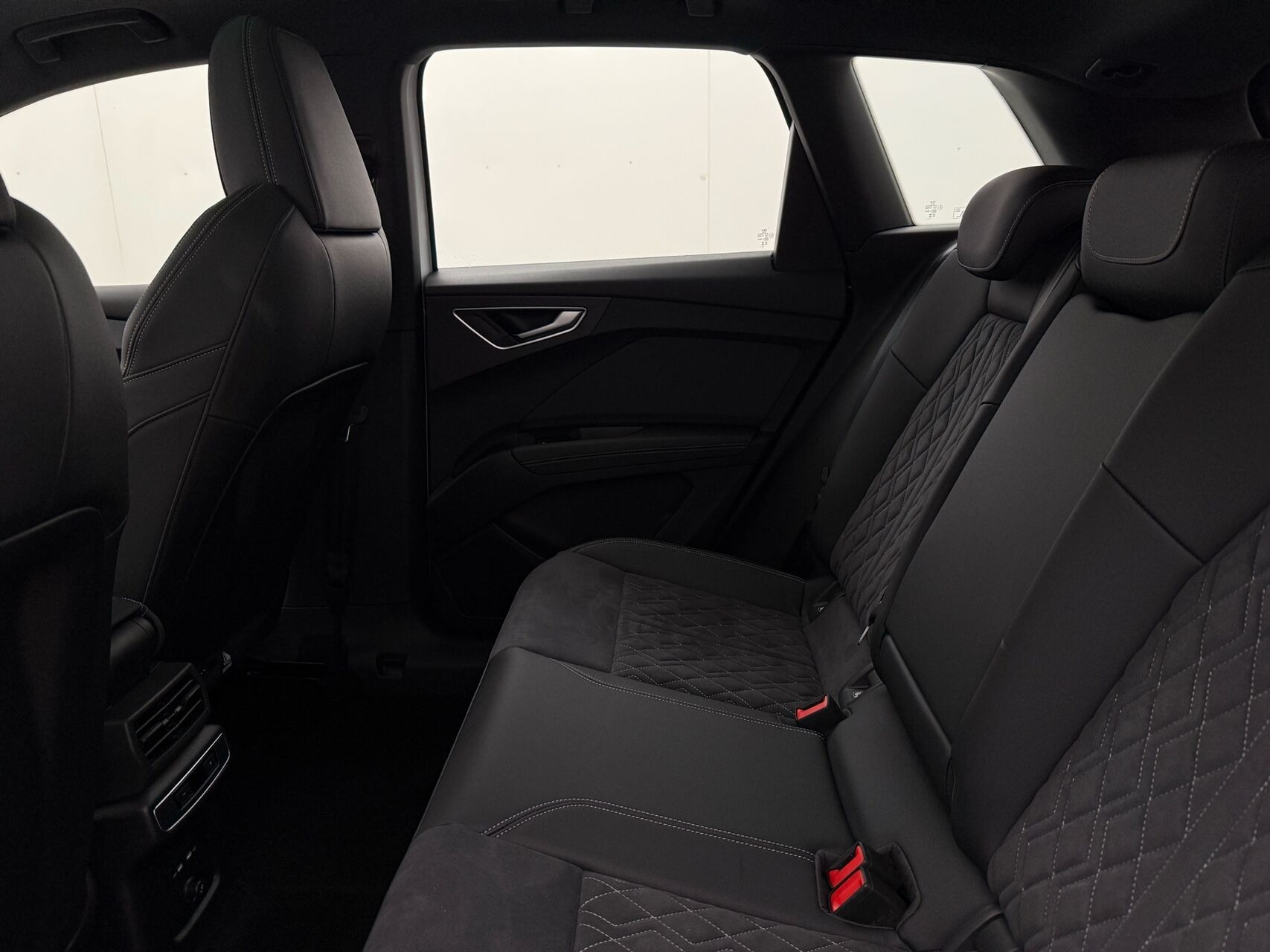 Hvid Audi Q4 fra 2024