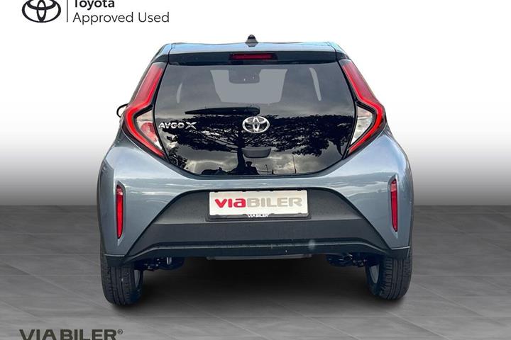 Grå Toyota Aygo X fra 2025