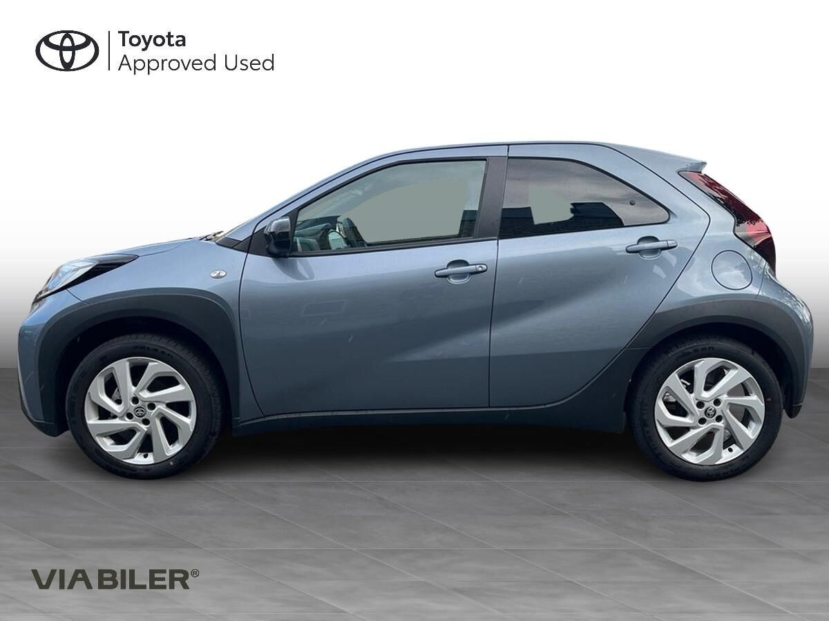 Grå Toyota Aygo X fra 2025
