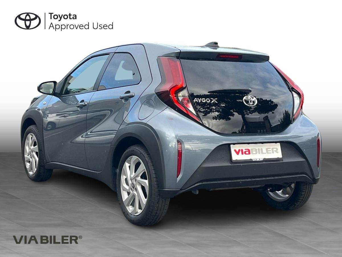 Grå Toyota Aygo X fra 2025
