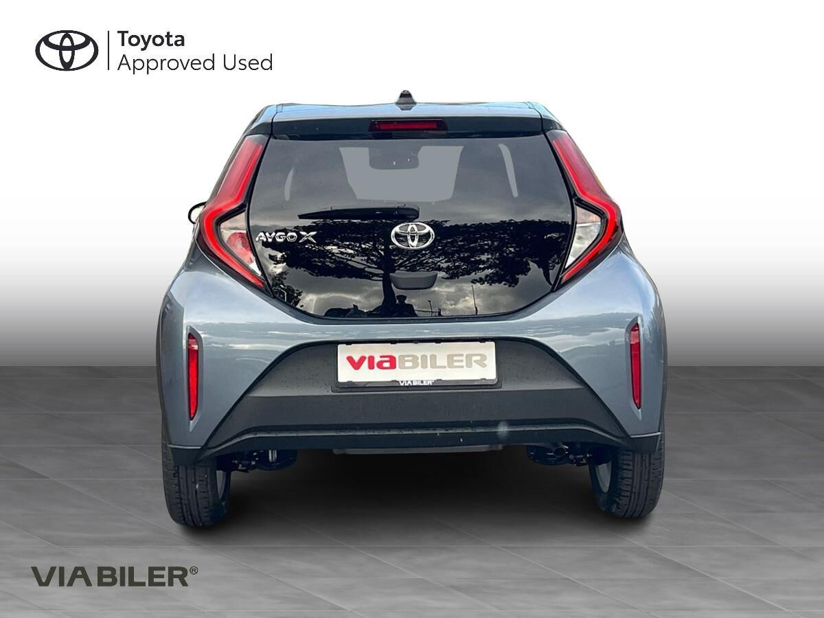 Grå Toyota Aygo X fra 2025