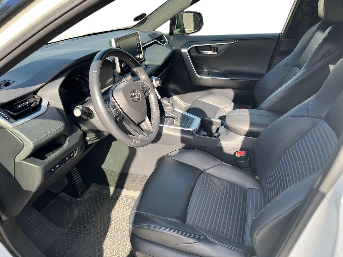 Hvid Toyota RAV4 fra 2020