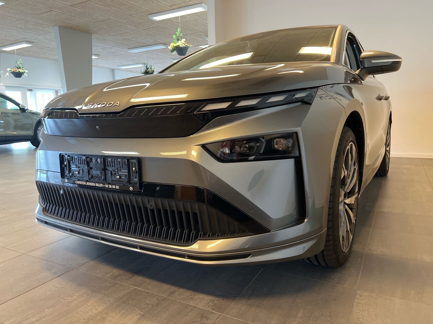 Grå Skoda Enyaq fra 2025