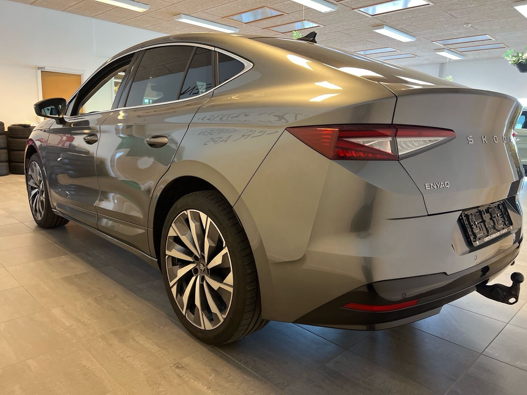 Grå Skoda Enyaq fra 2025