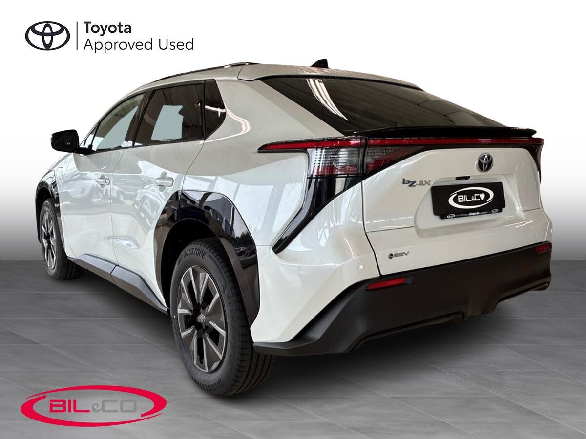 Hvid Toyota BZ4X fra 2026
