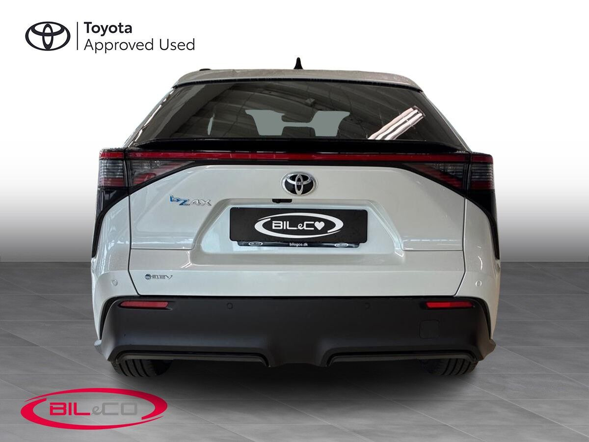 Hvid Toyota BZ4X fra 2026