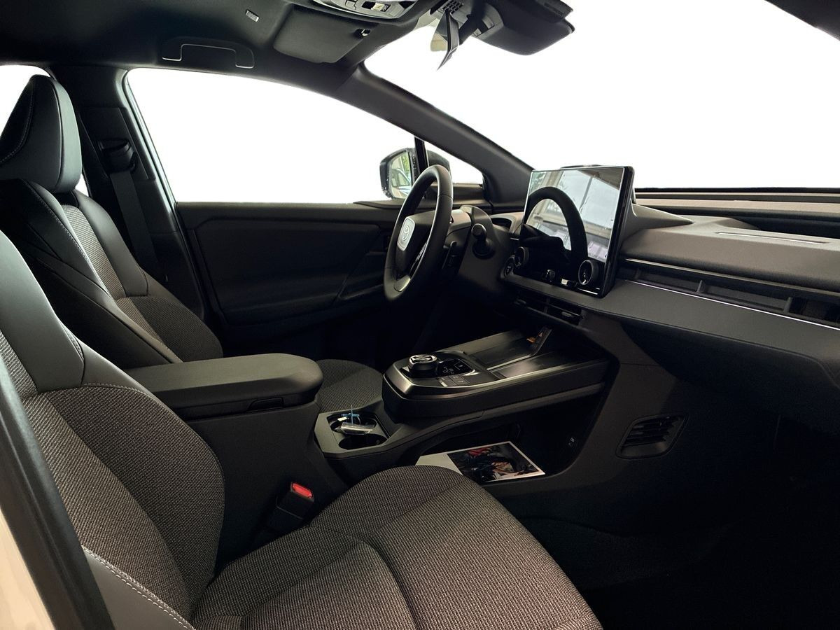Hvid Toyota BZ4X fra 2026