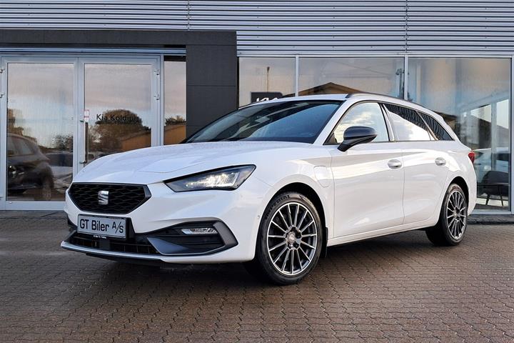 Hvid Seat Leon fra 2020 set udefra
