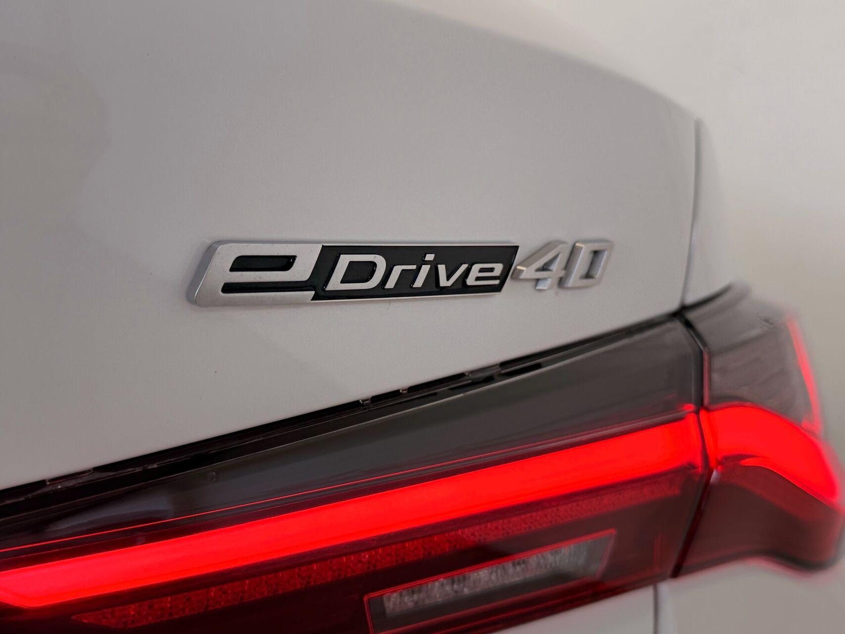 Hvid BMW i4 fra 2023