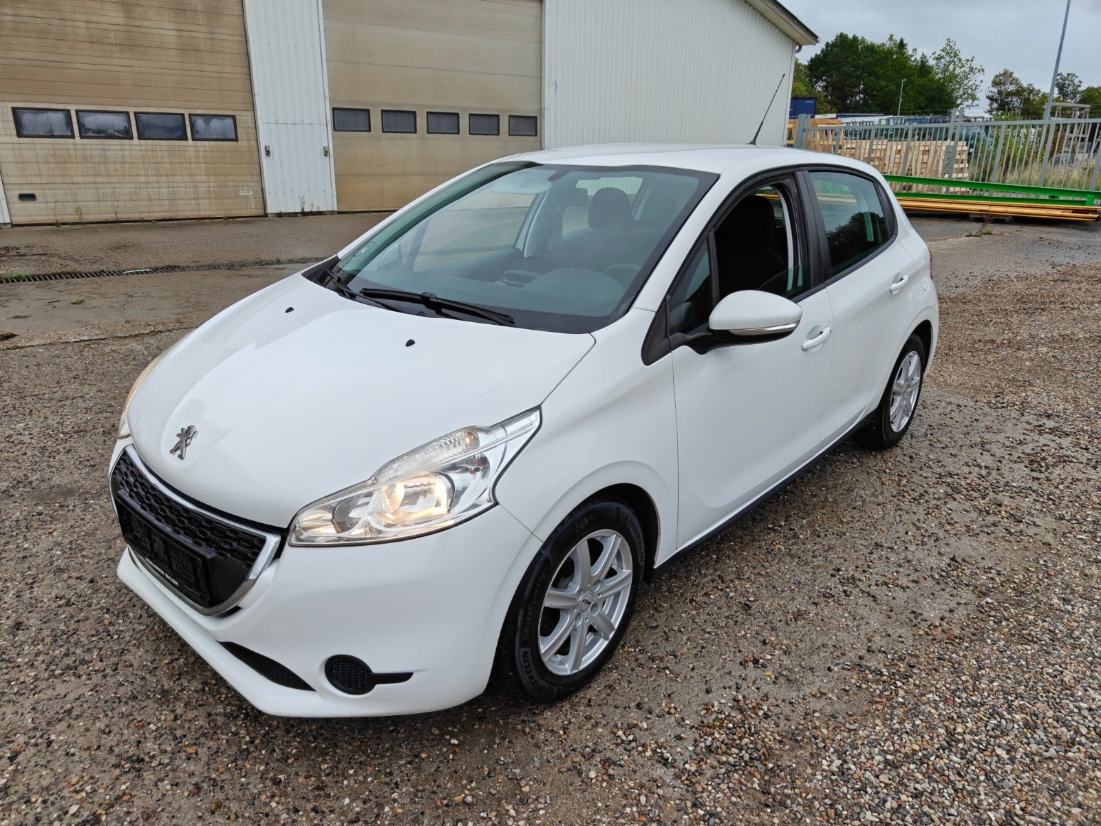 Gul Peugeot 208 fra 2014