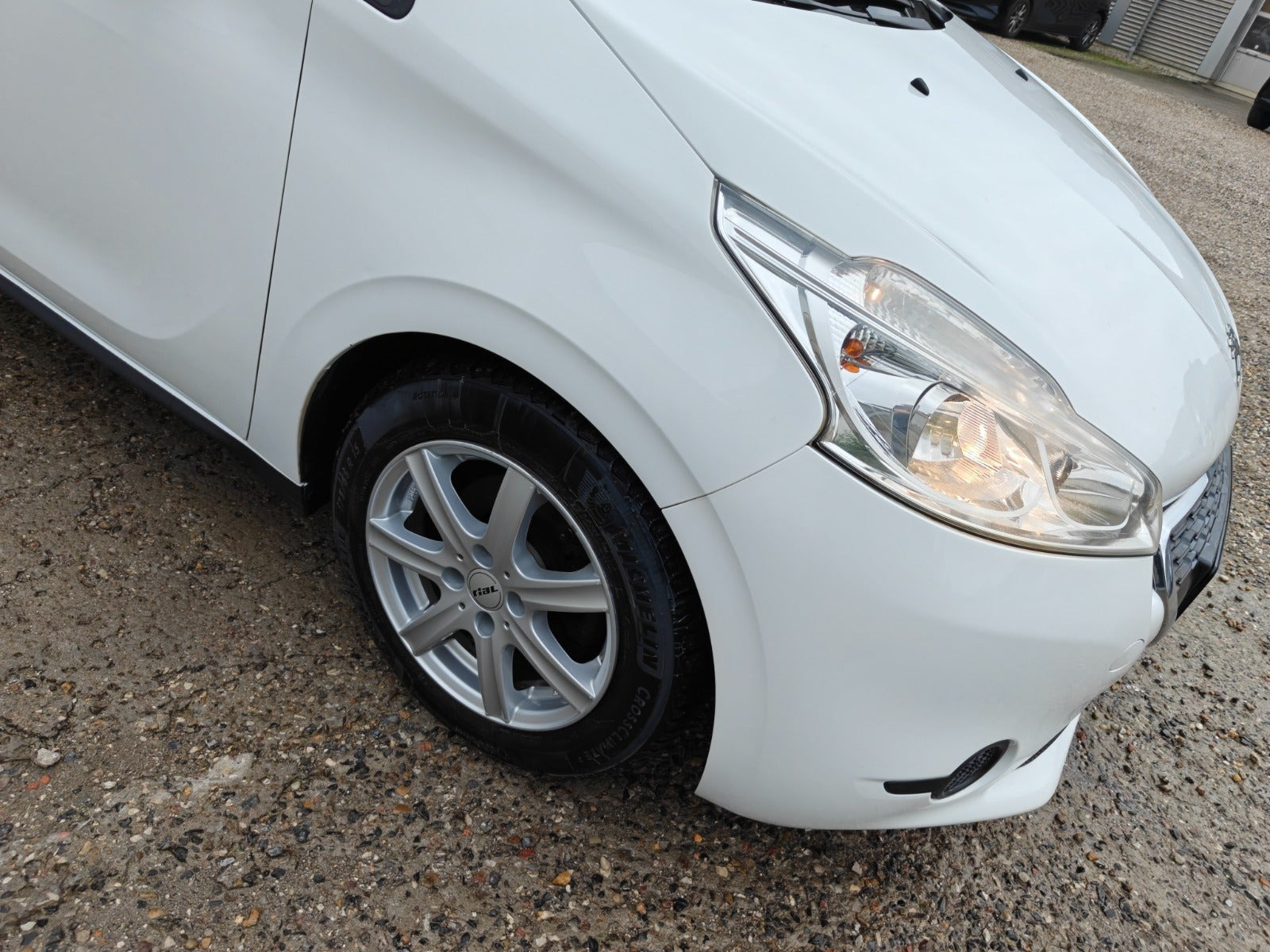Gul Peugeot 208 fra 2014
