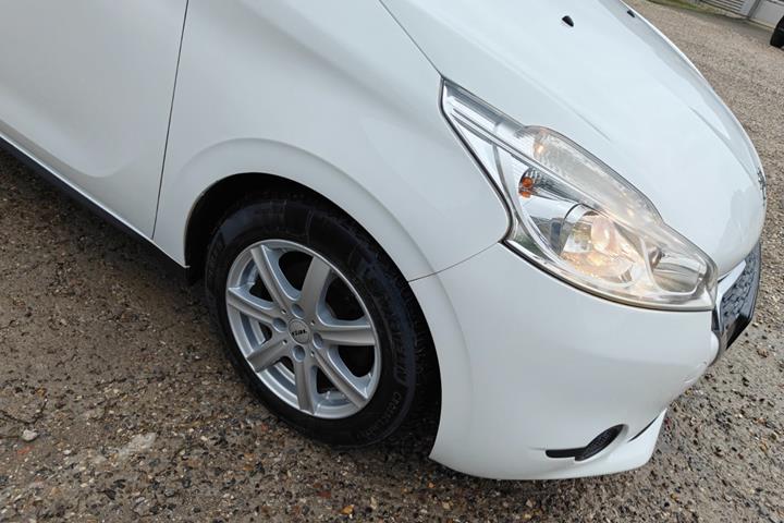 Gul Peugeot 208 fra 2014