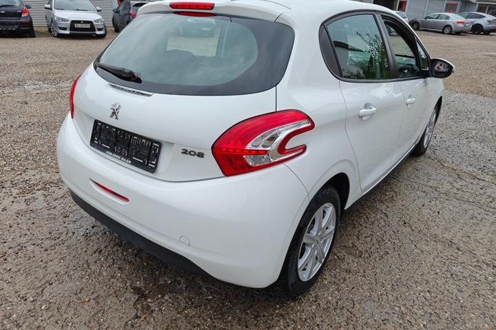 Gul Peugeot 208 fra 2014