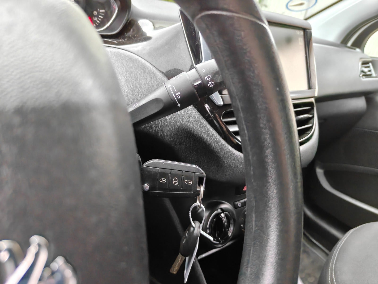 Gul Peugeot 208 fra 2014