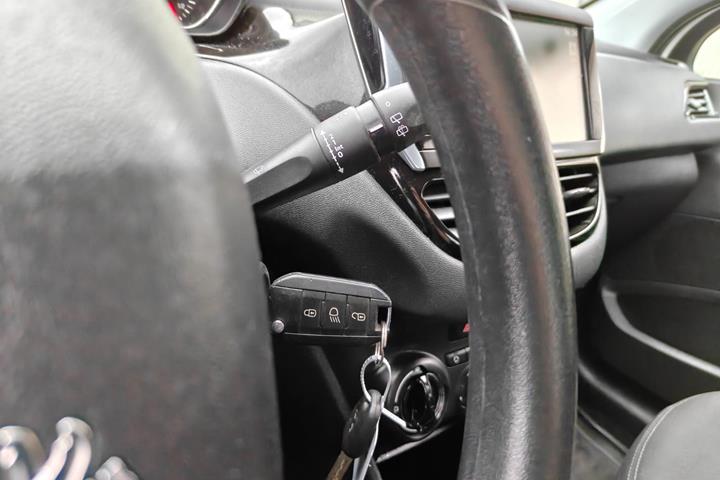 Gul Peugeot 208 fra 2014