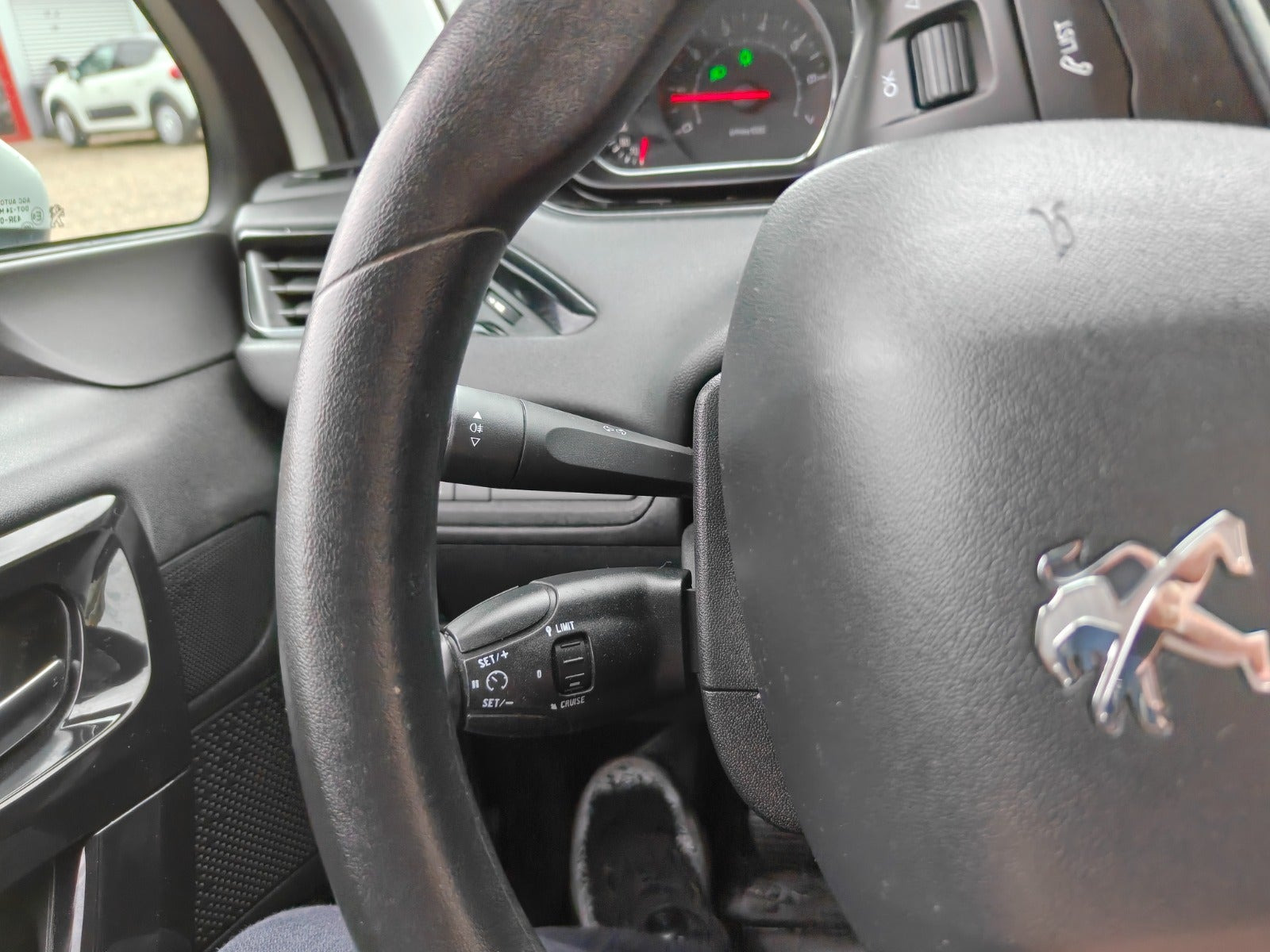 Gul Peugeot 208 fra 2014