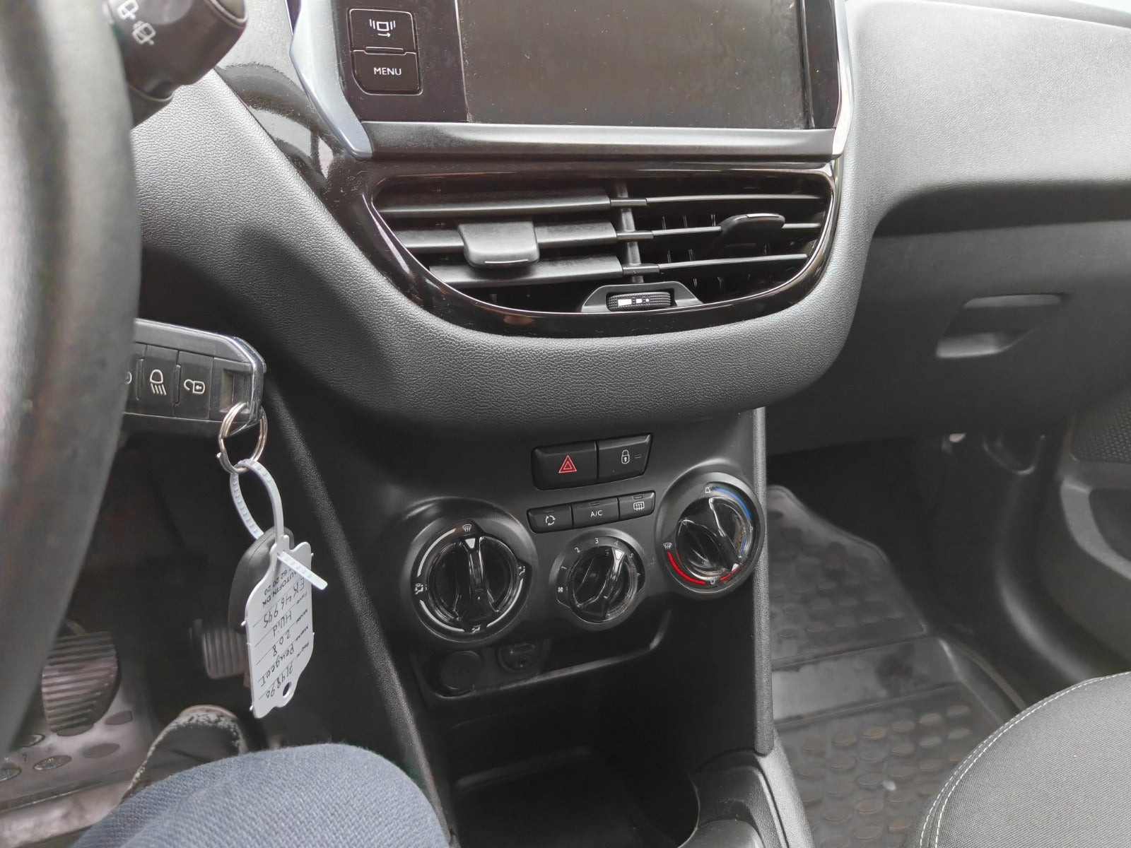 Gul Peugeot 208 fra 2014